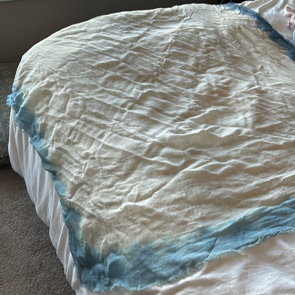 Large Scarf - Picture 2 of 3